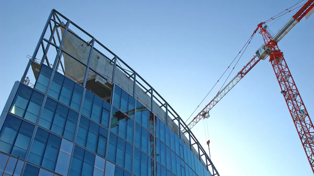 Baustelle mit Kran – Baustellenbelieferung