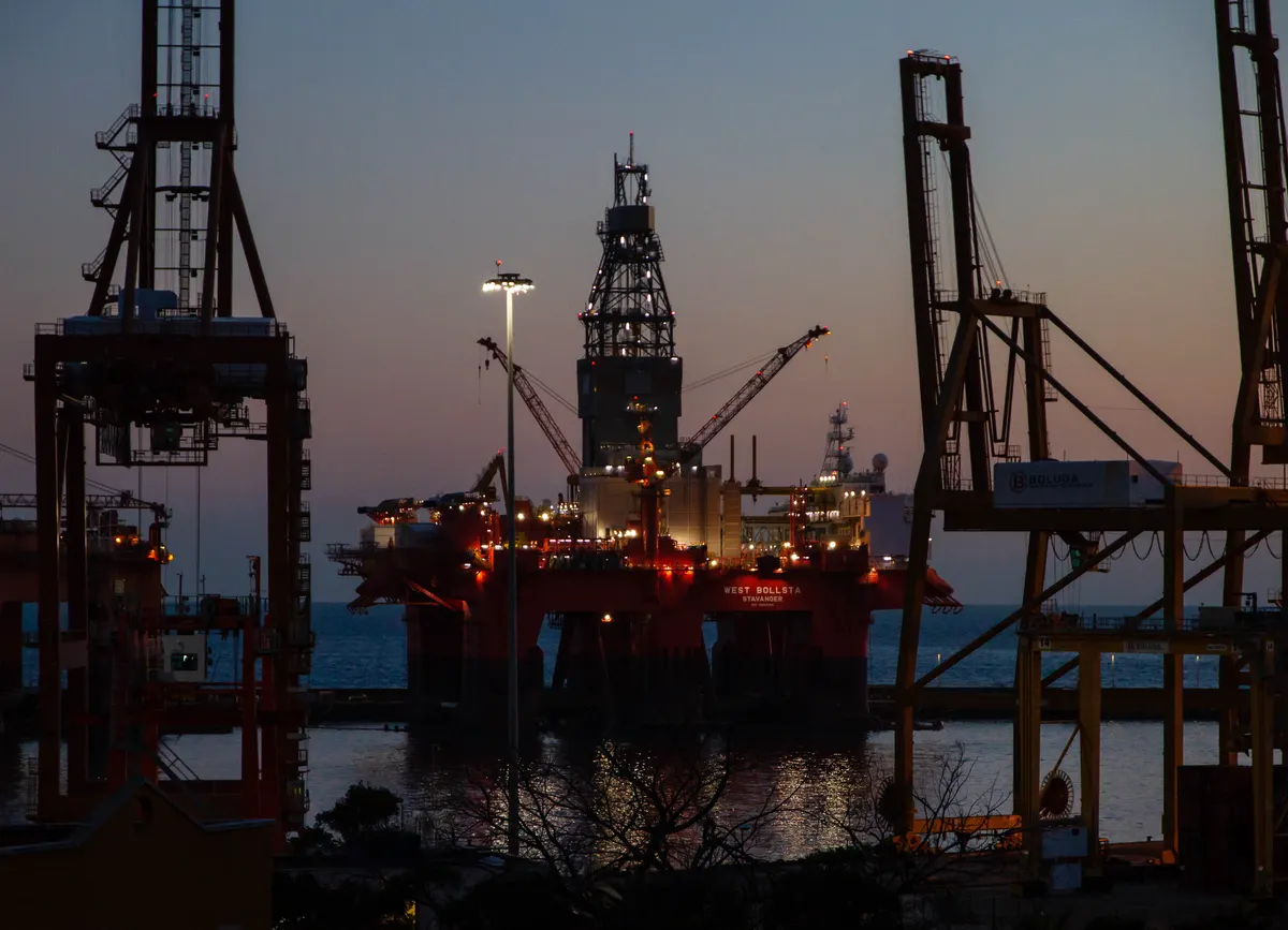 Industrieanlage bei Nacht – Gefahrguttransport nach ADR